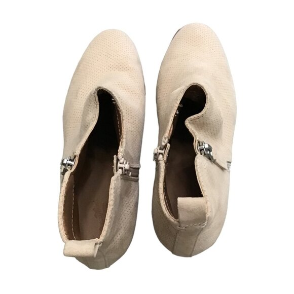 UNIVERSAL THREADS Perforated Beige Ankle Booties With Side Zippers Size 8 - Picture 5 of 7